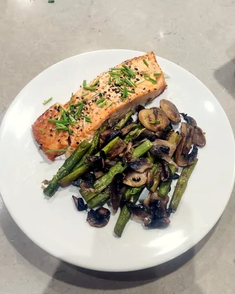 Home-cooked salmon with asparagus and mushrooms